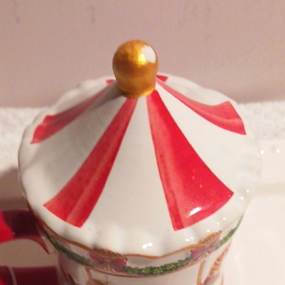 Gorgeous! Carosel Horses Design Mug With Matching Lid 🎠👑🎠🎠👑🎠🎠 - Picture 3 of 8